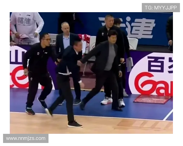 CBA宁波观众乱扔物引争议 CBA宁波观众乱扔物引争议